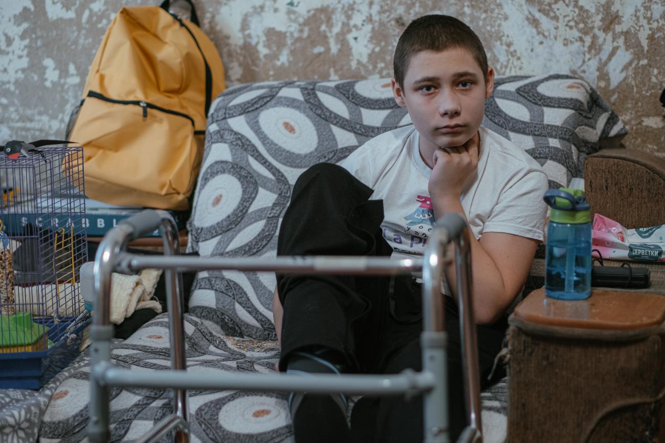Хлопчик сидить на дивані